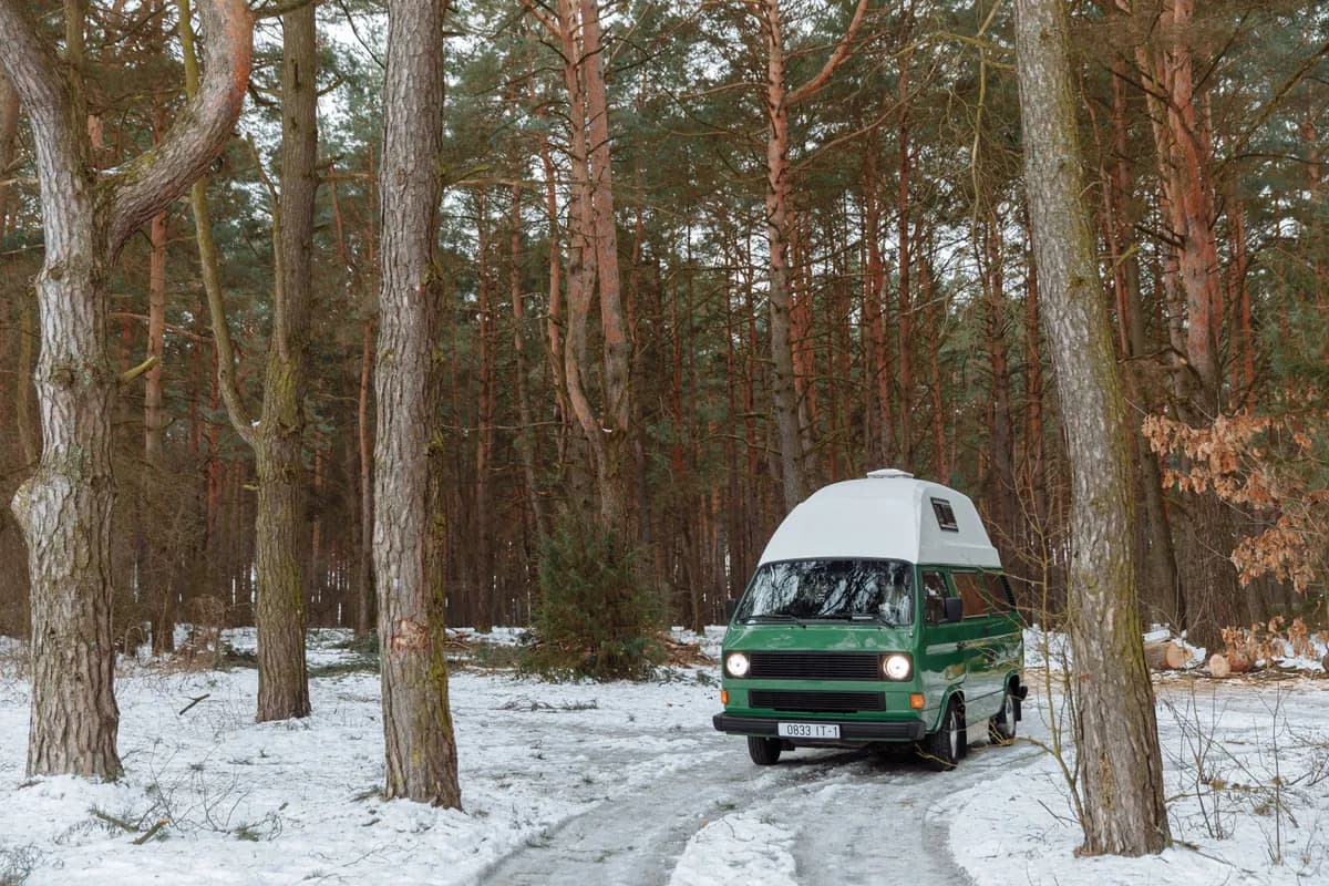 BookNoFees Örnek fotoğraf: Karlı bir ormanda, yüksek tavanlı yeşil bir karavan