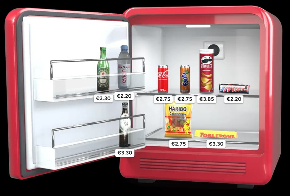 BookNoFees minibarı, misafirlerinizin gözünden: açık, içecekler ve atıştırmalıklarla dolu ve her ürünün fiyatı belirtilmiş