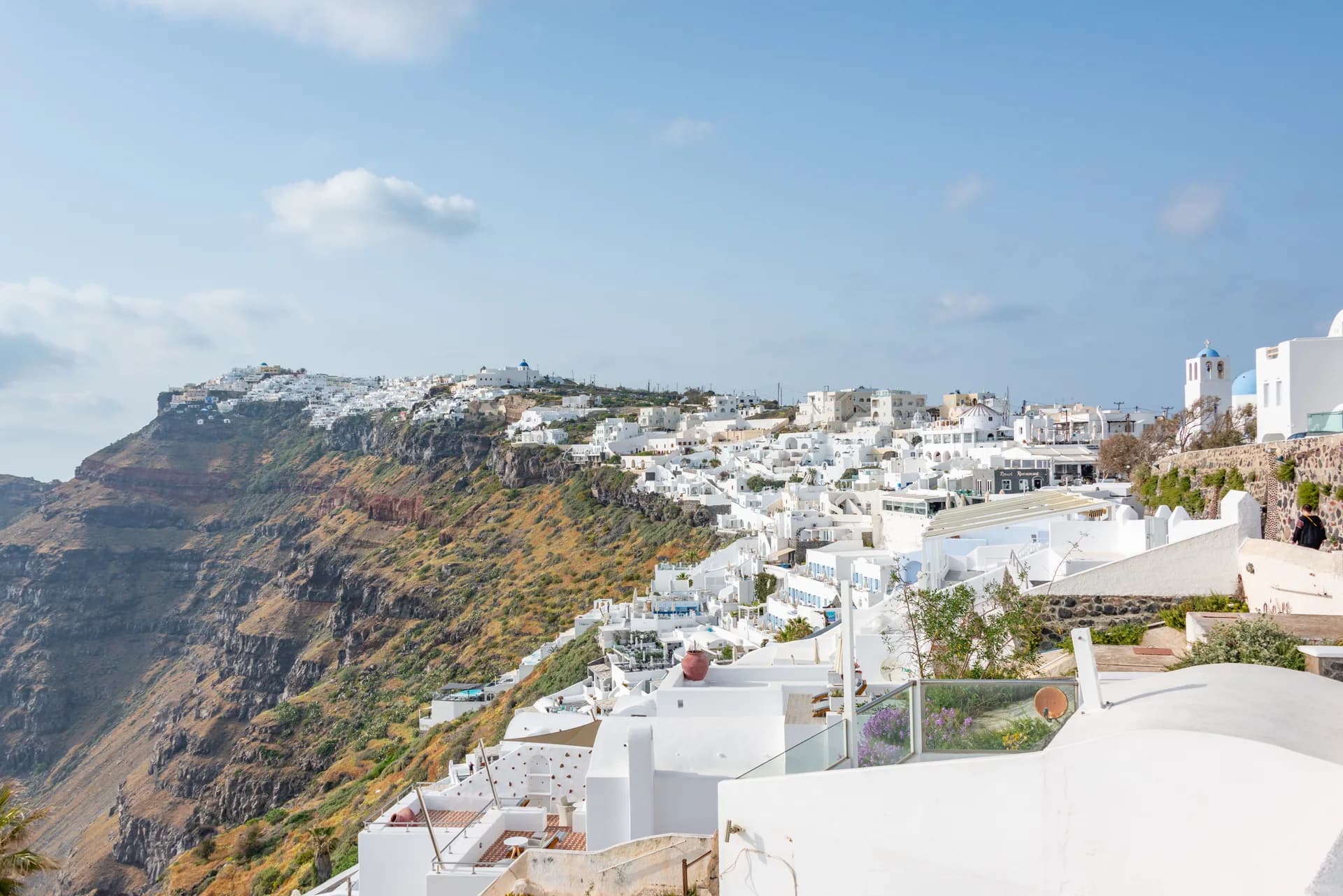 BookNoFees Örnek resim: Santorini’nin dik yamaçlarındaki beyaz evler