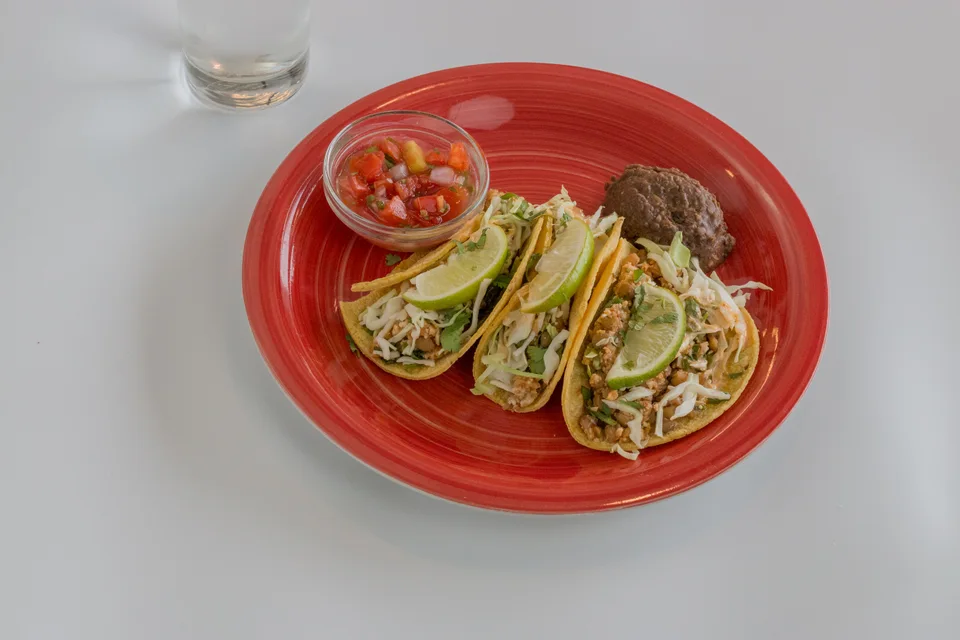 BookNoFees: Örnek fotoğraf: Kırmızı tabakta misket limonu dilimleri ve salsa sosuyla üç taco