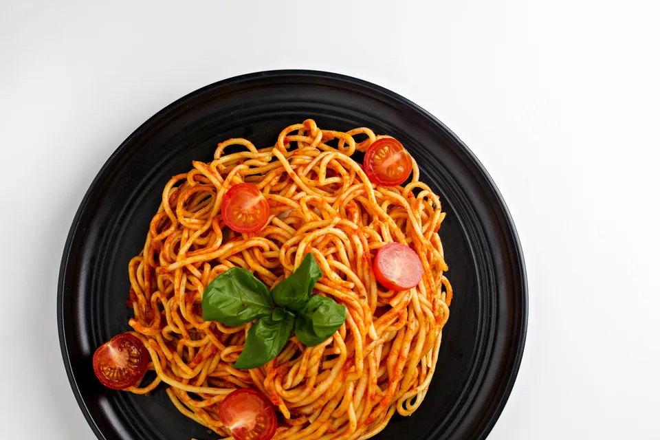 BookNoFees: Örnek fotoğraf: Domates soslu ve fesleğenli spagetti