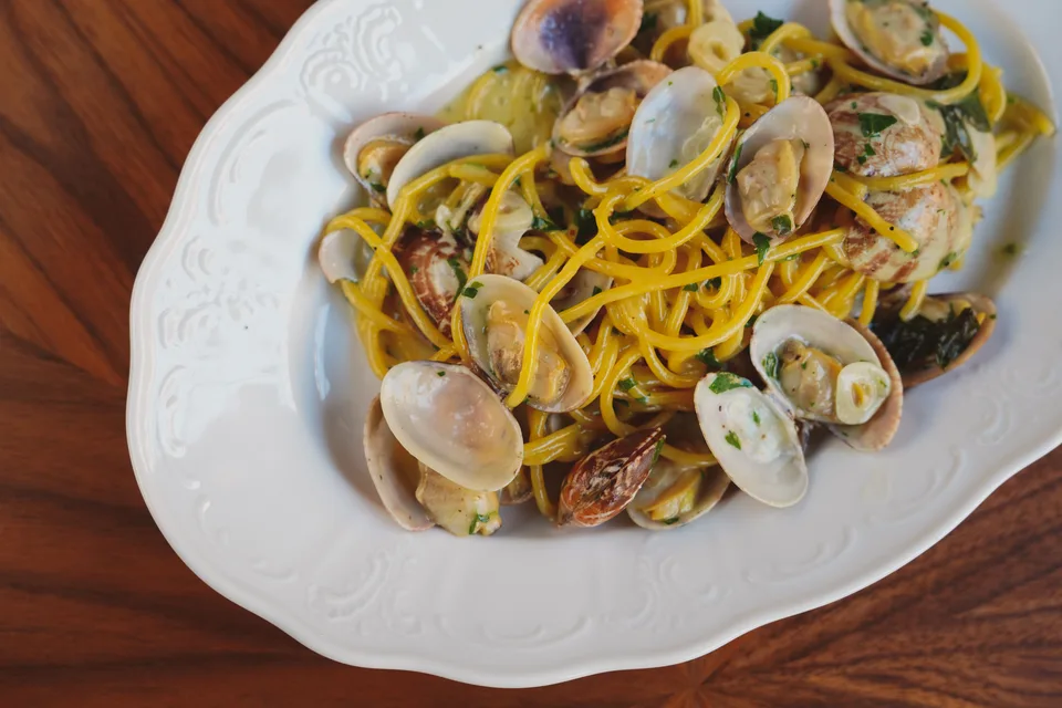 BookNoFees: Örnek fotoğraf: Beyaz tabakta kum midyeli spagetti