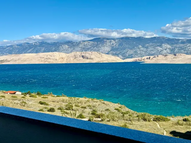 BookNoFees: Deniz manzaralı ve Velebit manzaralı çatı katı dairesi – Pag