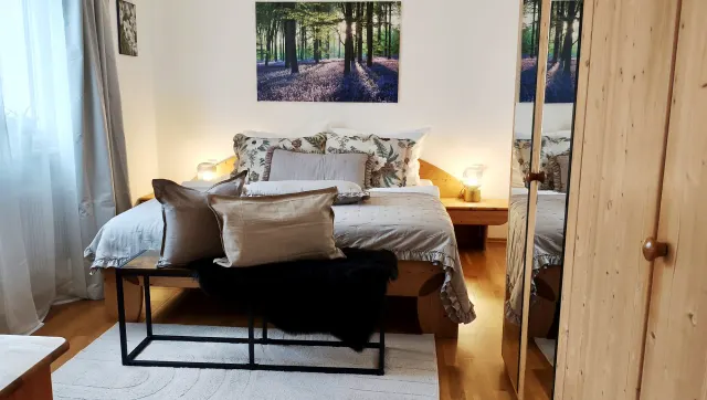 BookNoFees tatil evi: Bensheim, Hessen, Almanya – Çift kişilik yatak, orman temalı sanat eseri ve aynalı gardırop bulunan yatak odası