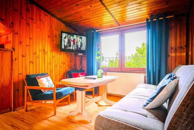 BookNoFees tatil evi: Jarosławiec – Terası ve bahçesi olan sakin bir ahşap daire