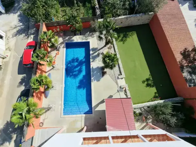 BookNoFees: 130 m²'lik alanda tam anlamıyla tatil, 57 m²'lik havuz ve özel bahçe – Čabrunići