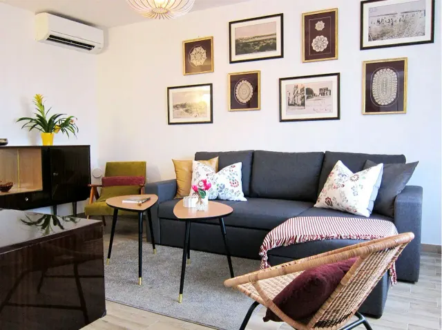 BookNoFees: Bahçeli ve deniz manzaralı geniş tatil evi – Medulin