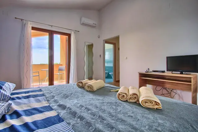 BookNoFees tatil evi: Štokovci, Hırvatistan – Štokovci’deki Villa Stokovci’de, havluların bulunduğu bir yatak ve bir piyano bulunan bir yatak odası