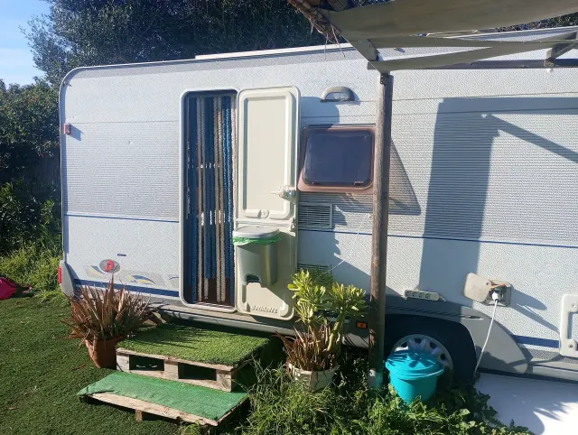 BookNoFees: Verandası ve bahçesi olan restore edilmiş vintage karavan – El Palmar De Vejer