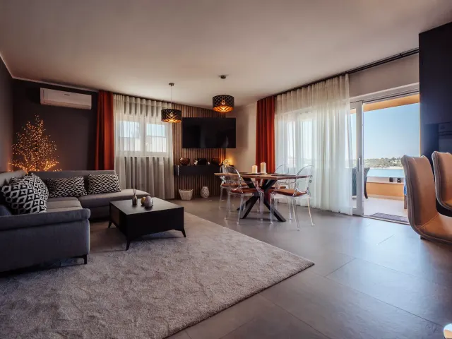 BookNoFees: Teraslı ve deniz manzaralı şık tasarım daire, zemin kat – Rogoznica