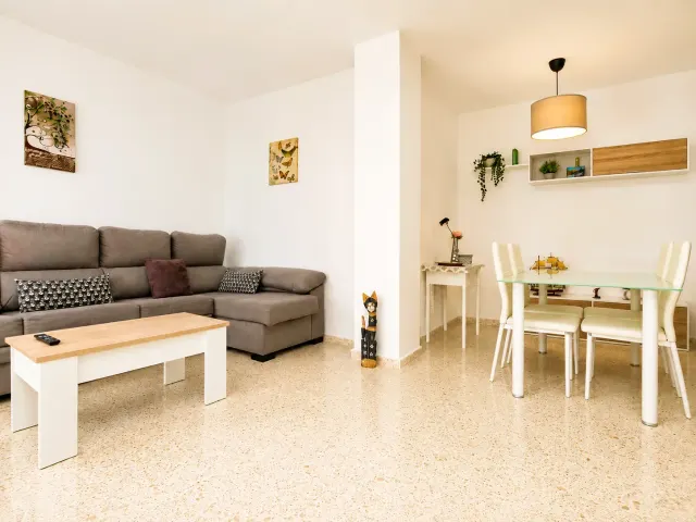 BookNoFees tatil evi: Jerez De La Frontera – Gri kanepeli oturma odası ve cam masalı yemek alanı