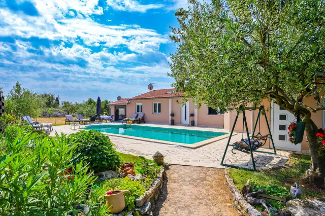 BookNoFees tatil evi: Fazana – Özel havuzlu ve bahçeli Una tatil evi
