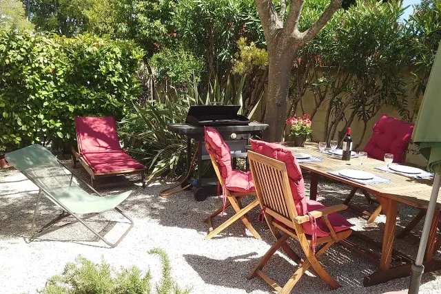 BookNoFees: Çitle çevrili bahçesi olan sakin bir tatil dairesi – Sanary