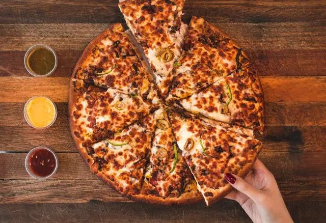 BookNoFees: Atıştırmalık büfesi – Almond Pizza – Bucharest – Bademli Pizza, fotoğraf 3