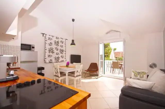 BookNoFees: YENİ - Plaja yakın 1 numaralı tatil dairesi – Tribunj