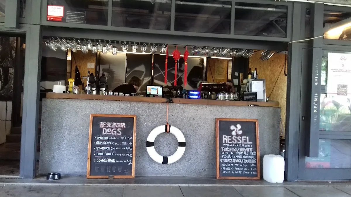 BookNoFees: Kafe – Klub rečnih kapitanov – Ljubljana – Nehir Kaptanları Kulübü, fotoğraf 1