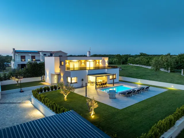 BookNoFees: Özel havuzlu ve bahçeli geniş villa – Juršići