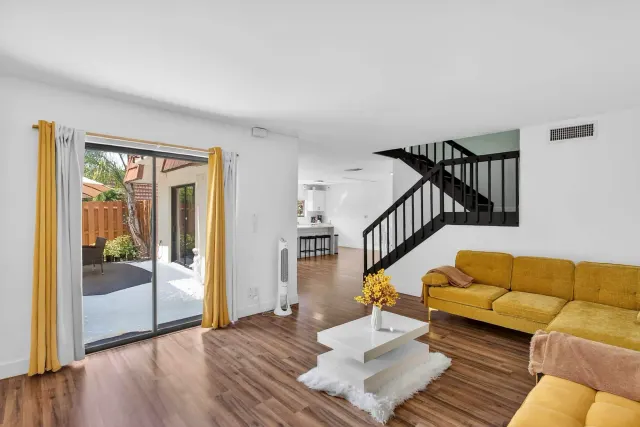 BookNoFees: Özel Teraslı ve Havuz Erişimli Aydınlık Şehir Evi – Fort Myers