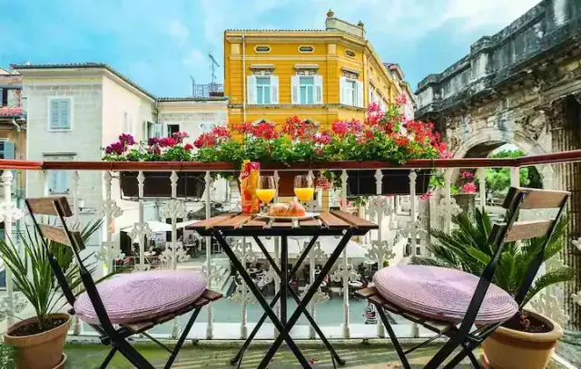 BookNoFees: Porta Aurea! Muhteşem manzaralı romantik bir balkon – Pula