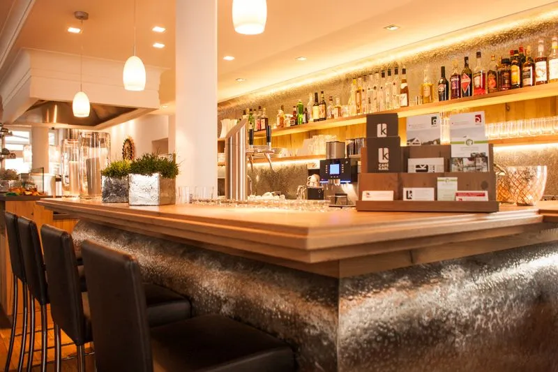BookNoFees: Restoran – Karl Café & Restaurant – Neuenrade – Karl Kafe ve Restoran, fotoğraf 1
