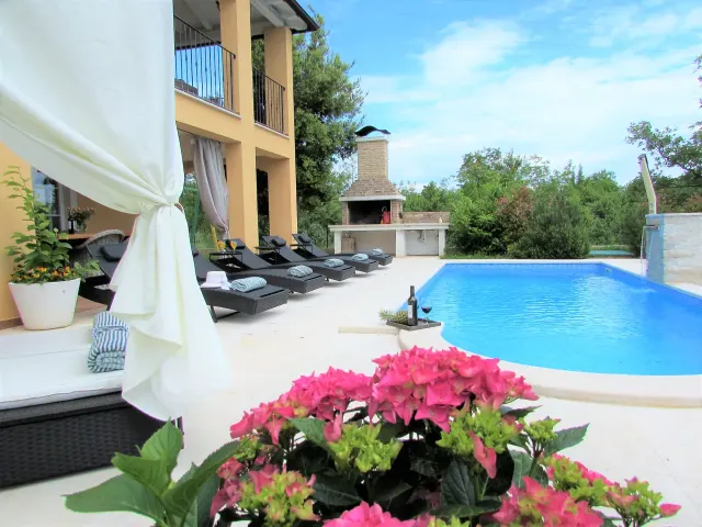 BookNoFees tatil evi: Rakalj – Havuz, jakuzi ve saunalı Villa Ari