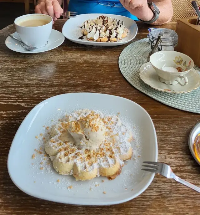 BookNoFees: Kafe – Helga's Waffelstübchen – Hallenberg – Helga'nın Waffle Dükkanı, fotoğraf 2