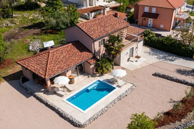 BookNoFees: Havuzlu ve saunalı taş villa – Malinska