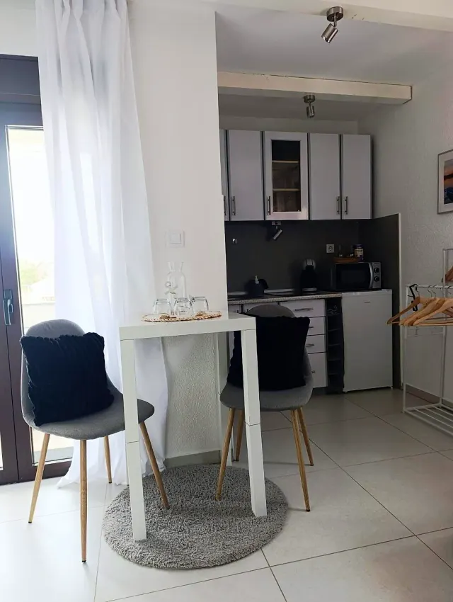 BookNoFees: Balkonlu ve havuzlu sakin bir stüdyo daire – Vir