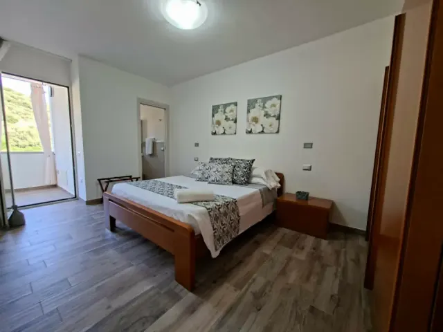 BookNoFees: Balkonlu ve Dağ Manzaralı, Huzurlu Merkez Daire – VILLASIMIUS