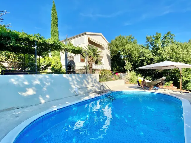 BookNoFees tatil evi: Donji Zagon – Villa Theresa, Hırvatistan; havuzlu, jakuzili, saunalı ve bahçe mutfağına sahip tatil evi