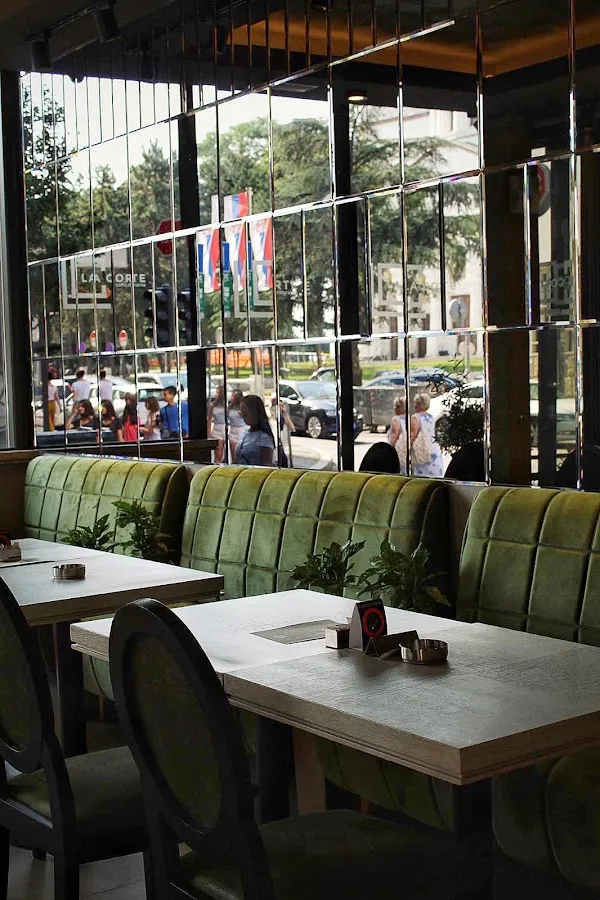 BookNoFees: Kafe – La Corte – Belgrade – Mahkeme, fotoğraf 1