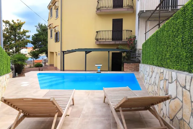 BookNoFees: Deniz manzaralı, havuzlu ve balkonlu sakin bir villa – Malinska