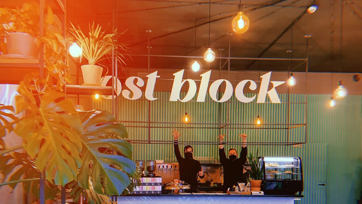 BookNoFees: Kafe – ost block – Bratislava – Doğu Bloku, fotoğraf 1