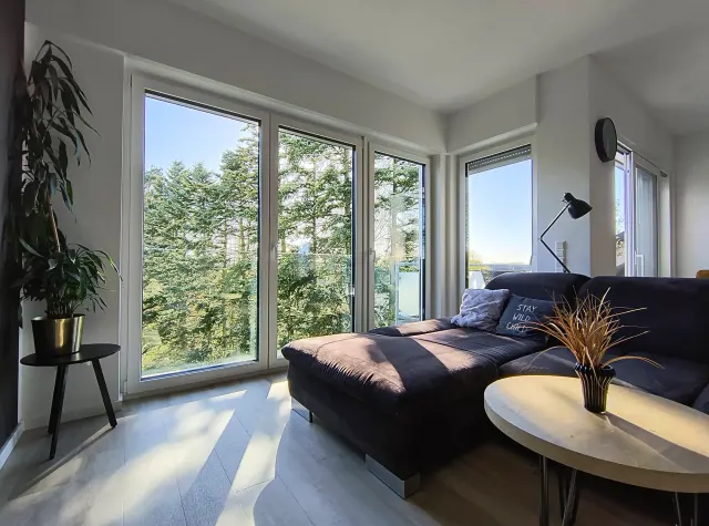 BookNoFees tatil evi: Hamm – Balkonlu ve Yeşil Avlu Manzaralı Şık Daire