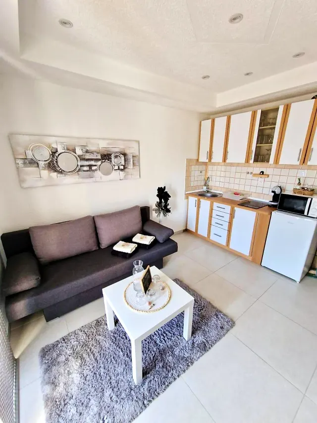 BookNoFees: Balkonlu ve deniz manzaralı sakin bir tatil dairesi – Vir