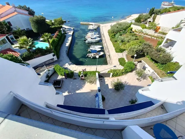 BookNoFees: Deniz Manzaralı Balkonlu, Huzurlu Merkez Daire – Petrcane