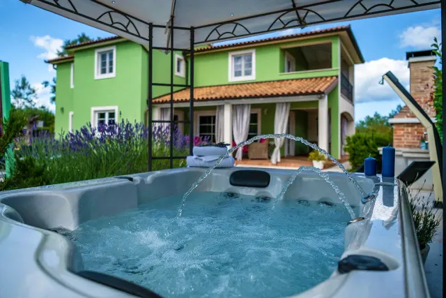 BookNoFees: Havuz, jakuzi ve oyun alanı bulunan Villa Branka – Rakalj