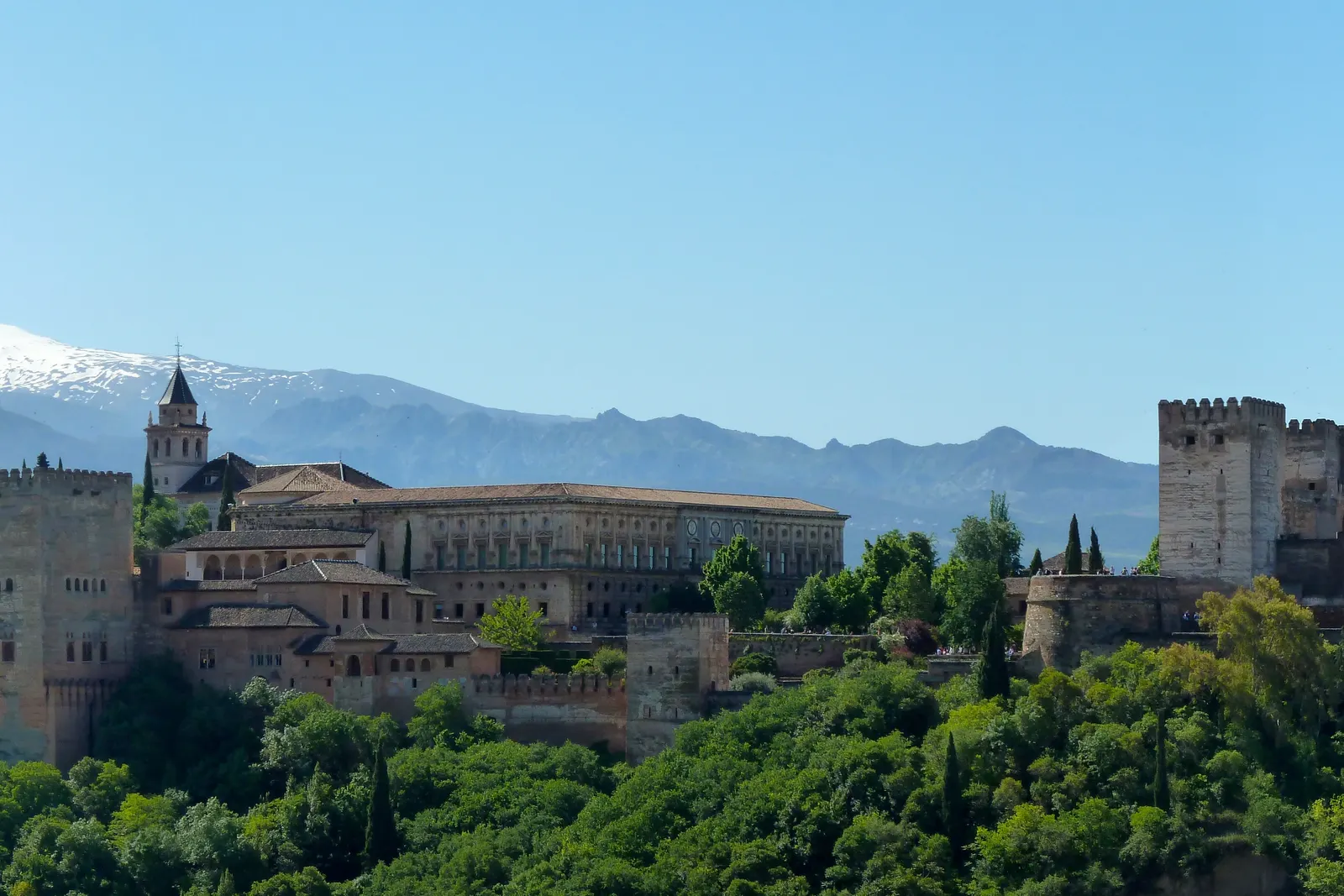 BookNoFees Endülüs Rehberi, İspanya: Granada’daki Alhambra ve arka plandaki Sierra Nevada dağları