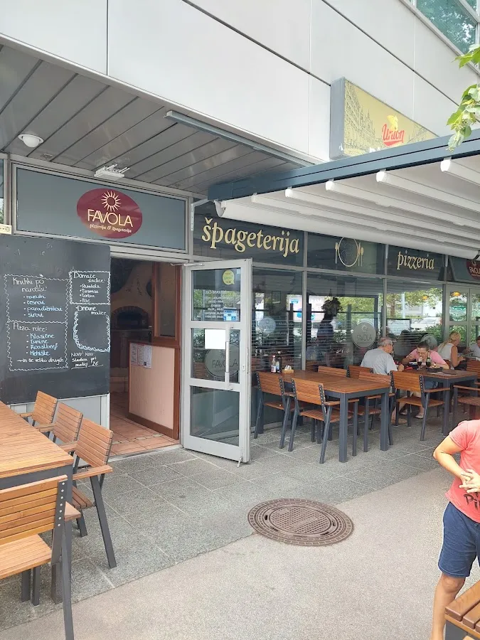 BookNoFees: Restoran – Favola – Ljubljana – Masal, fotoğraf 1