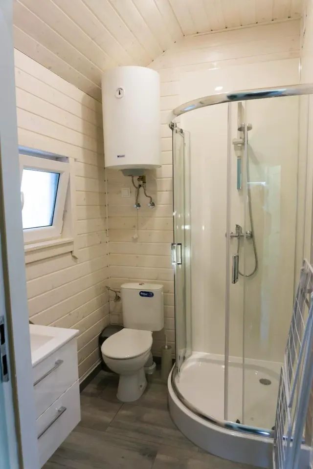BookNoFees tatil evi: Jarosławiec, Polonya – Jarosławiec şehrindeki DOMKI SILVER 2 tesisinde, tuvalet ve duş bulunan küçük bir banyo