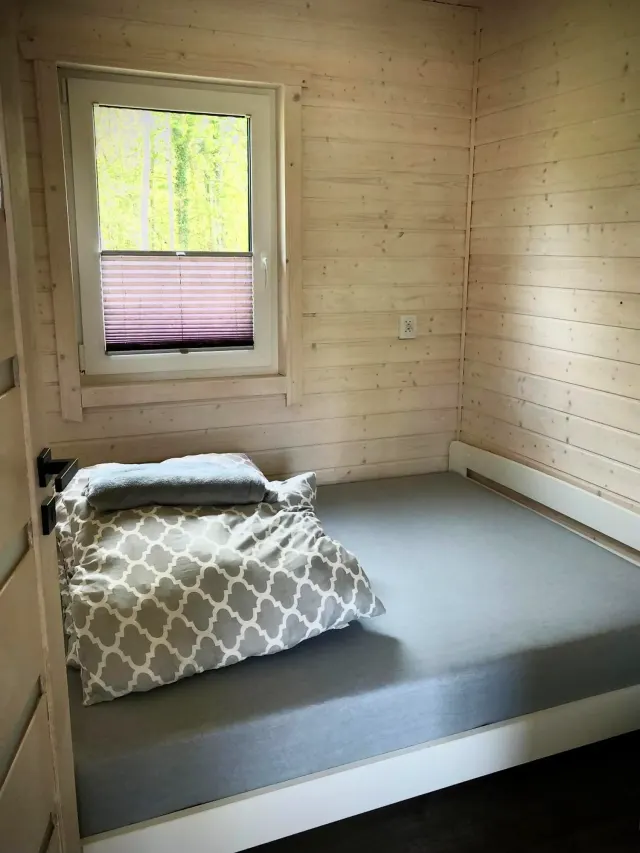 BookNoFees tatil evi: Jarosławiec, Polonya – Jarosławiec şehrindeki DOMKI SILVER 2 tesisinde, yatak ve penceresi olan küçük bir oda