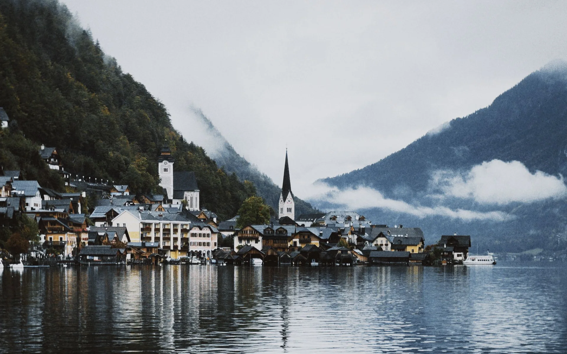 Bulutlarla kaplı dağların arasında yer alan Hallstatt am See