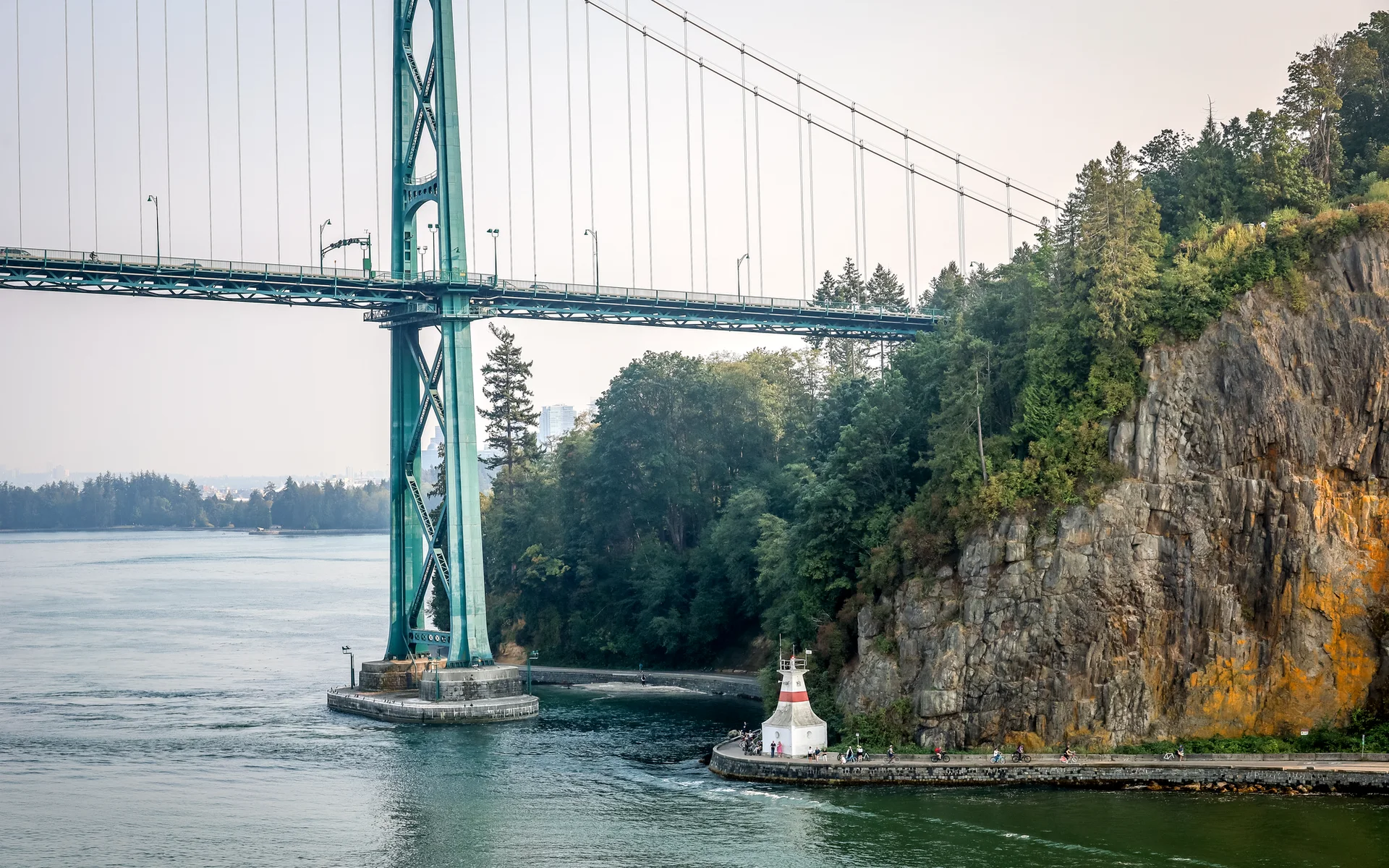 Vancouver’da suyun üzerinde uzanan Lions Gate Köprüsü
