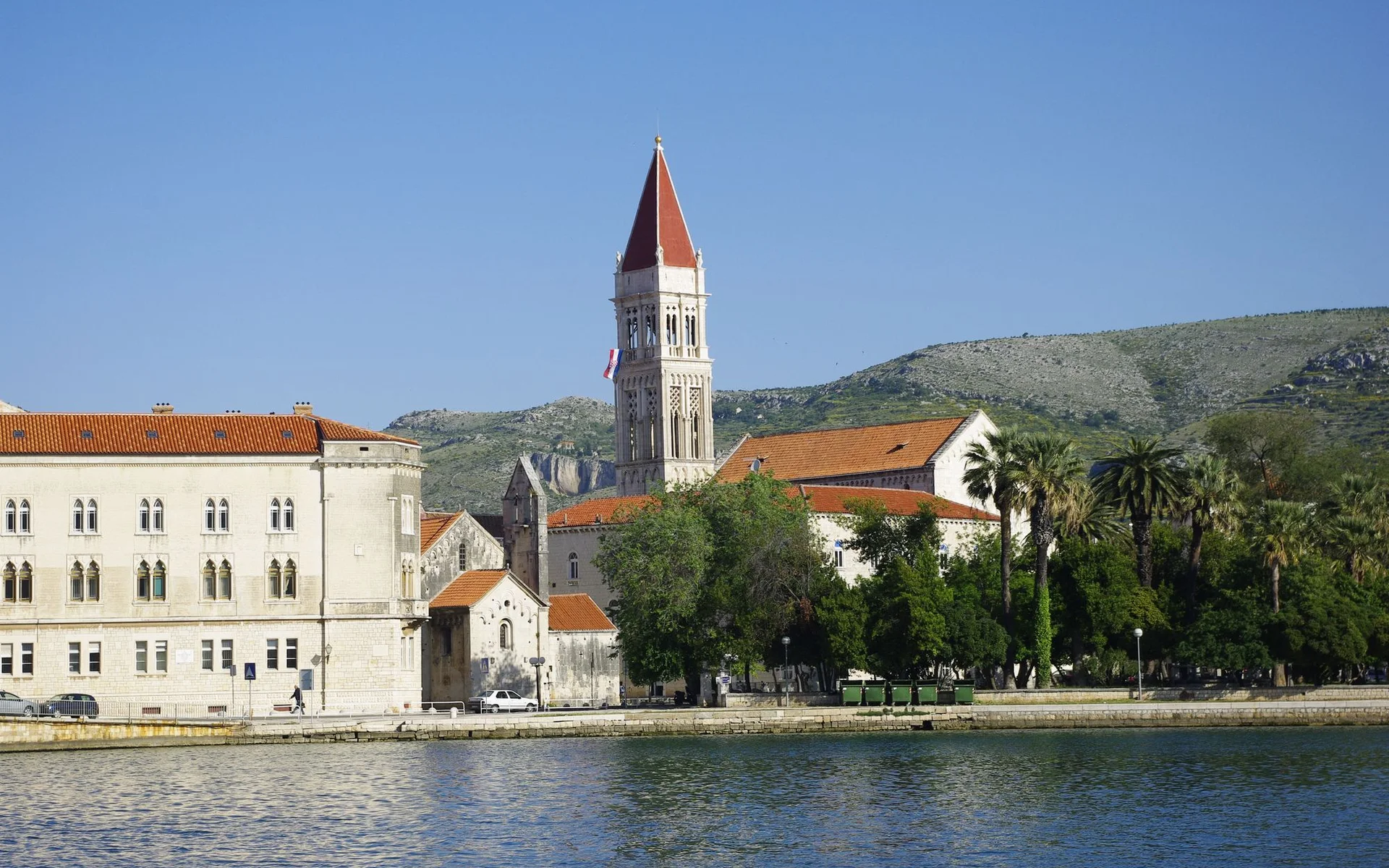 Trogir sahil gezinti yolu ve tarihi kilise kulesi