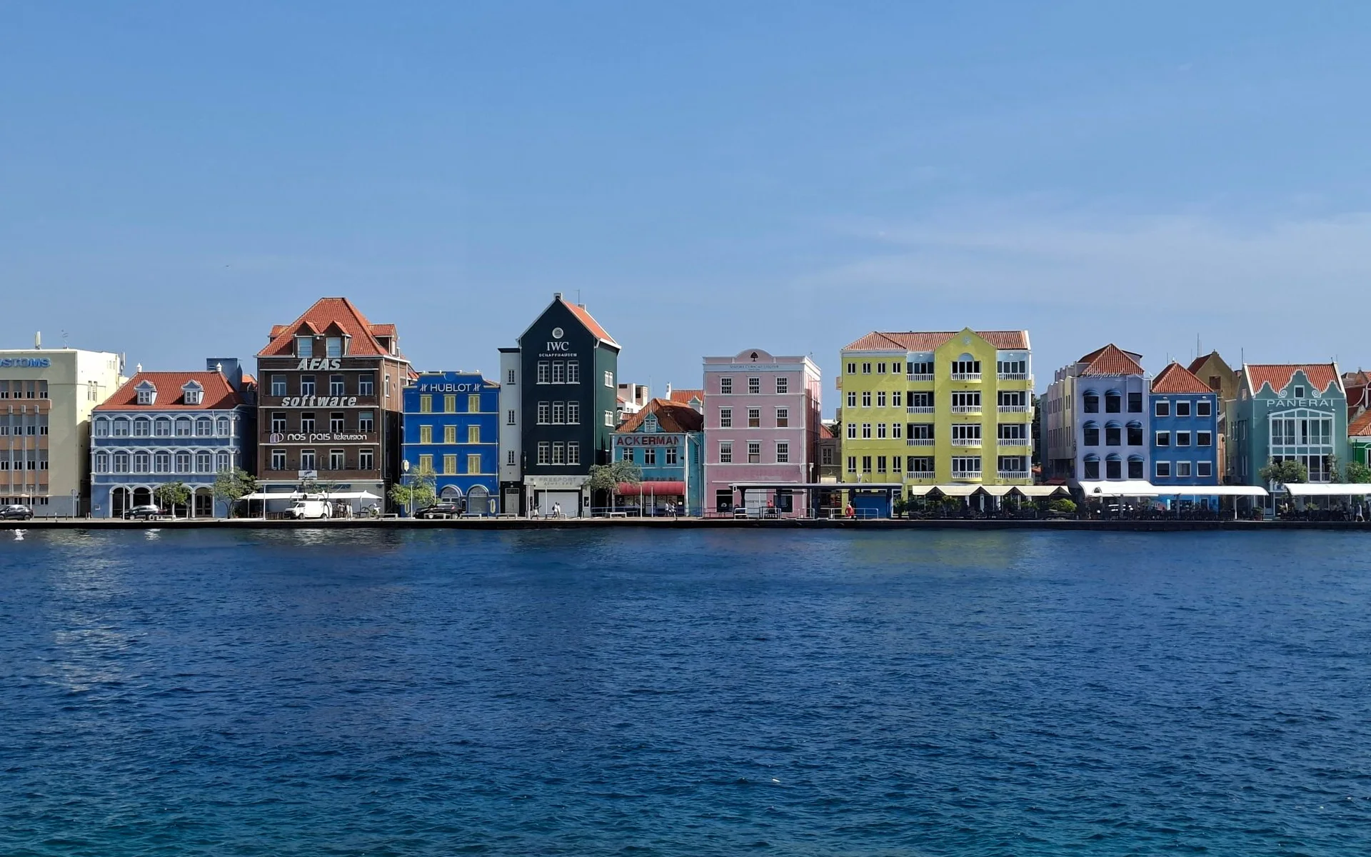 Willemstad, Curaçao’da su kenarındaki rengarenk evler