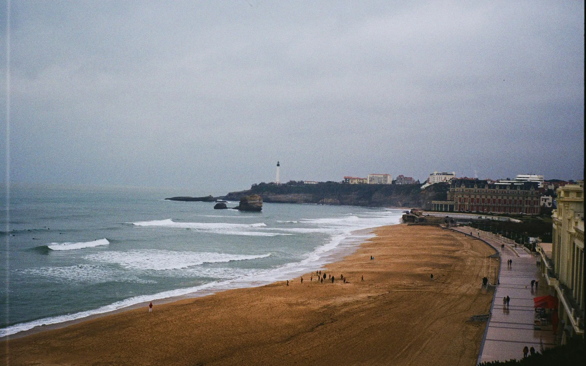 Atlantik Kıyısındaki Biarritz Plajı ve Deniz Feneri
