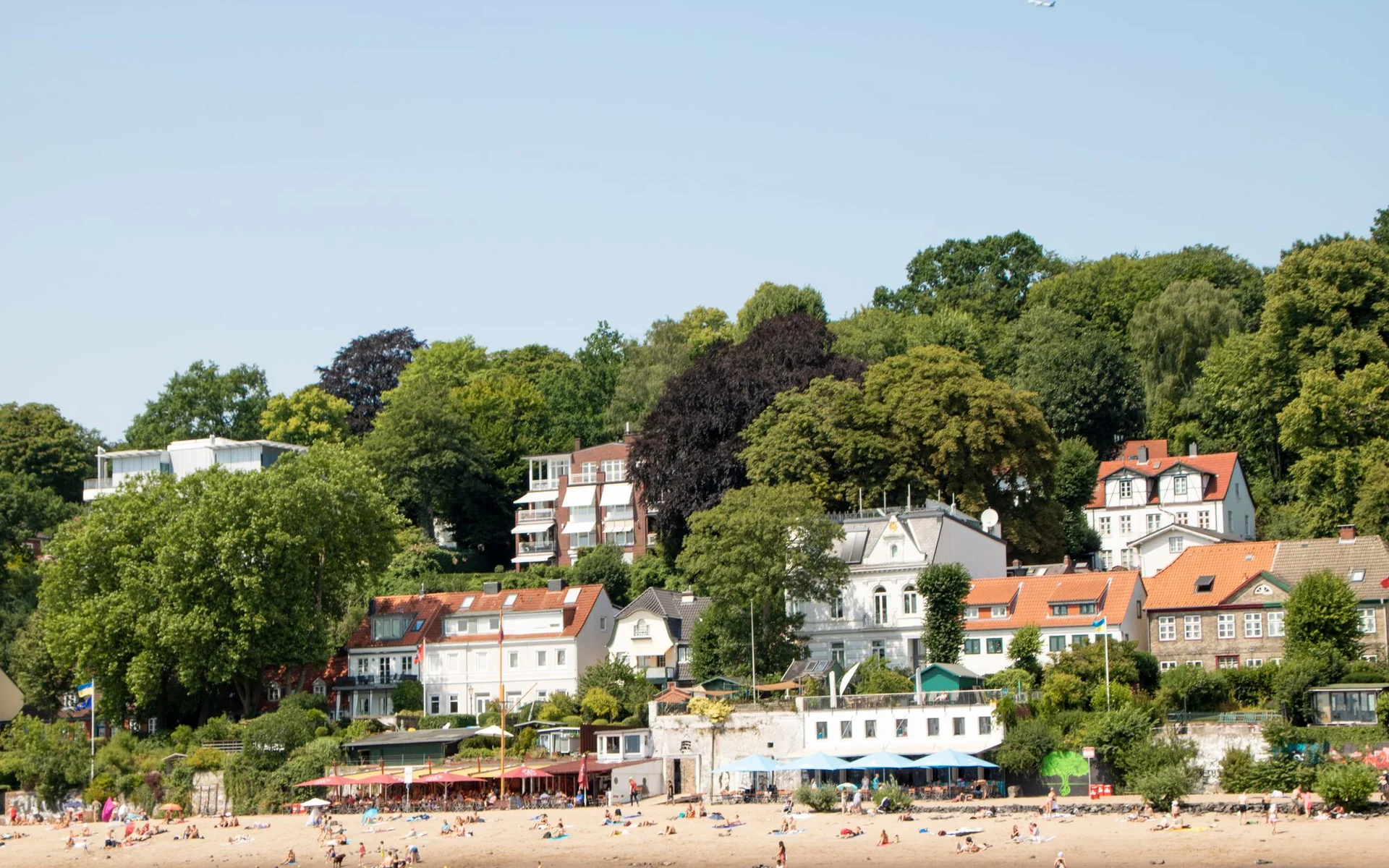 Hamburg-Blankenese’de Elbe Nehri kıyısındaki plaj ve evler
