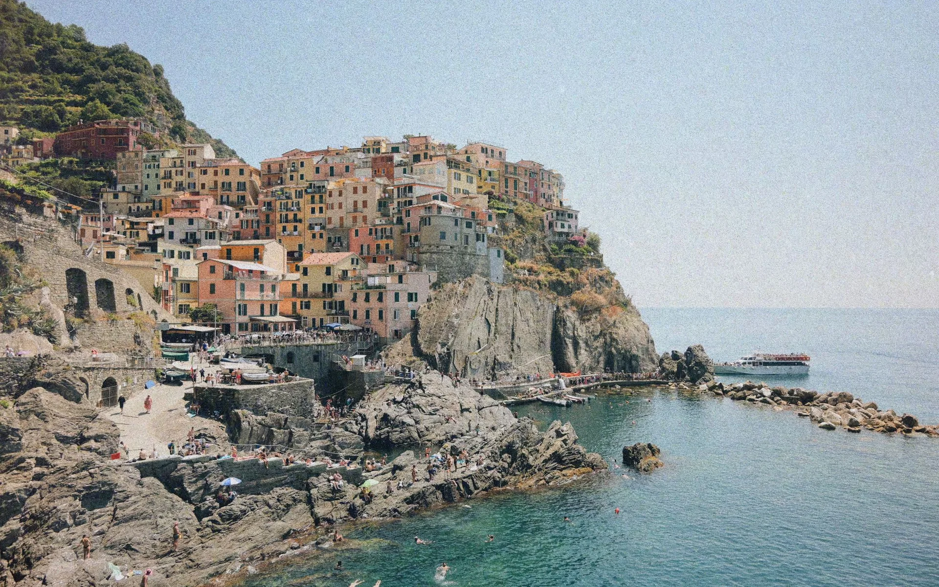 Manarola, Cinque Terre’de sahil şeridinin üzerinde yer alan rengarenk evler