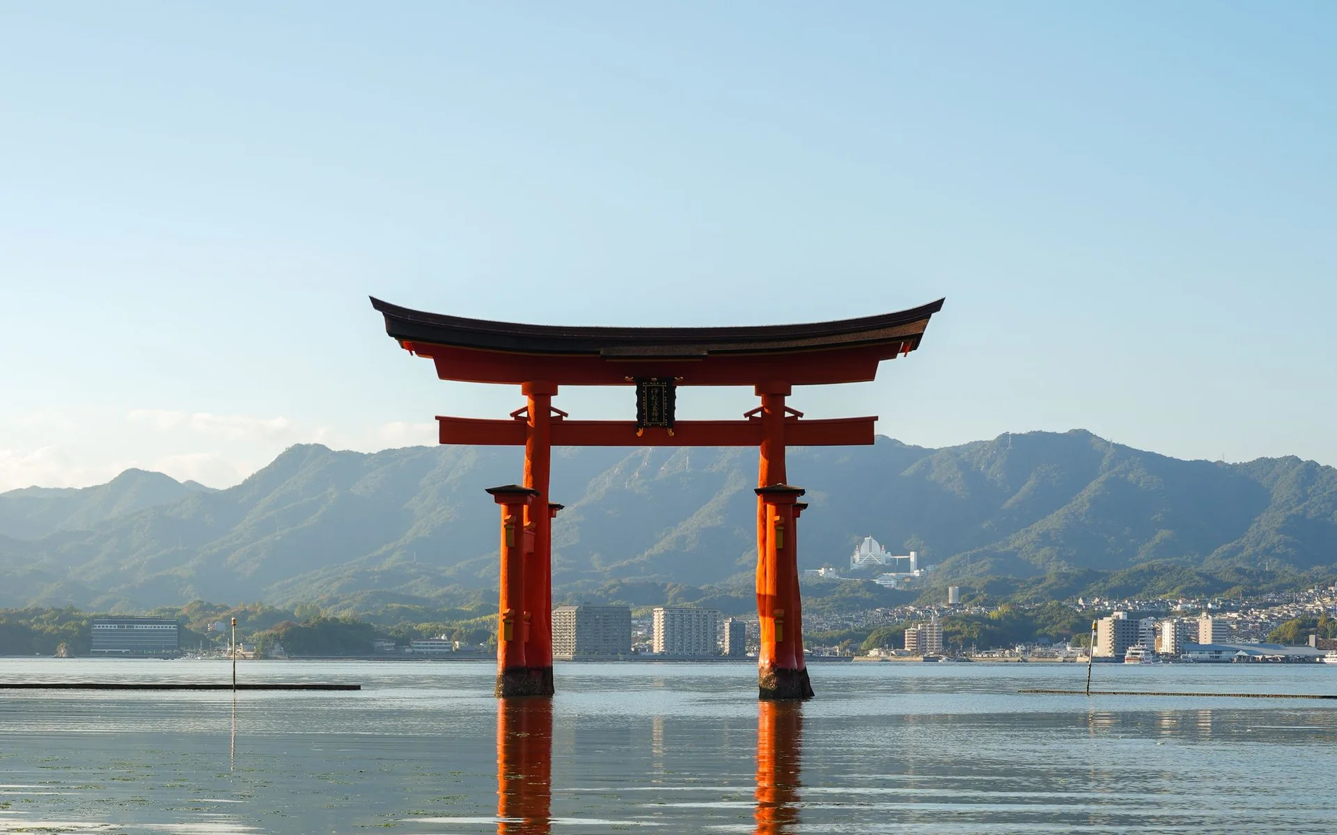 Itsukushima Tapınağı’nın su üzerinde yükselen torii kapısı