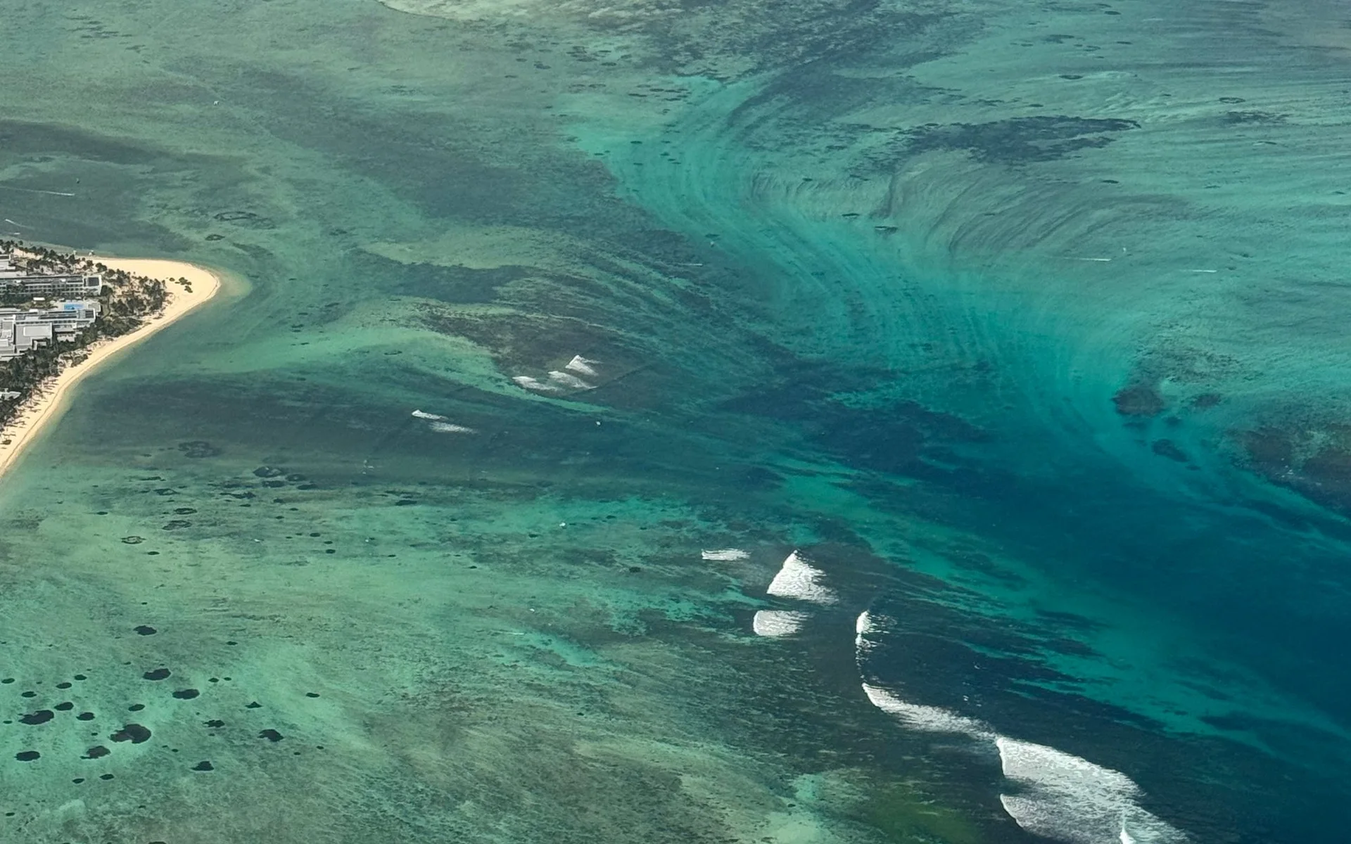 Turkuaz renkli denizin görüldüğü Mauritius sahilinin havadan çekilmiş fotoğrafı